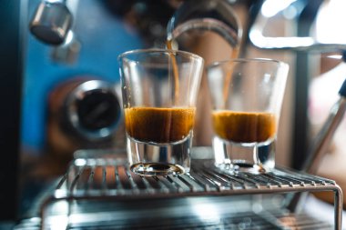 Espresso kahve makinesinden kahve yap.