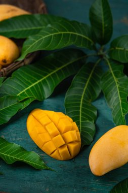 Yaprağın üzerindeki mangoların yakın çekimi Masadaki