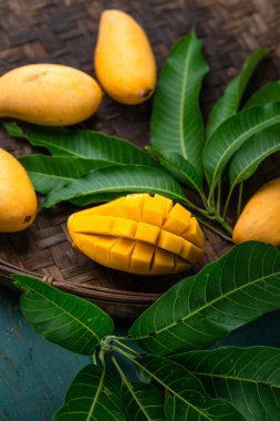 Yaprağın üzerindeki mangoların yakın çekimi Masadaki