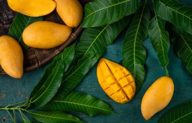 Yaprağın üzerindeki mangoların yakın çekimi Masadaki