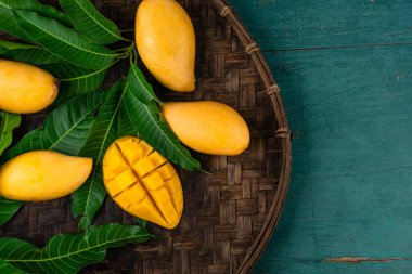 Yaprağın üzerindeki mangoların yakın çekimi Masadaki