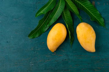 Yaprağın üzerindeki mangoların yakın çekimi Masadaki