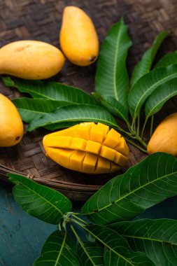 Yaprağın üzerindeki mangoların yakın çekimi Masadaki
