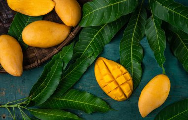 Yaprağın üzerindeki mangoların yakın çekimi Masadaki
