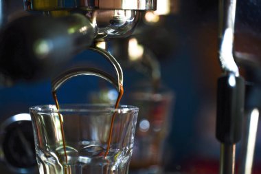 Evdeki makineden kahve yap.