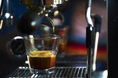 Evdeki makineden kahve yap.