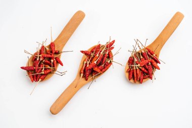 Paprika, baharat, kırmızı biber, tahta kaşıkta kırmızı biber beyaz bir zemin.