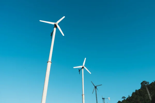 Weiße Windkraftanlage Mit Strahlend Blauem Himmel — Stockfoto