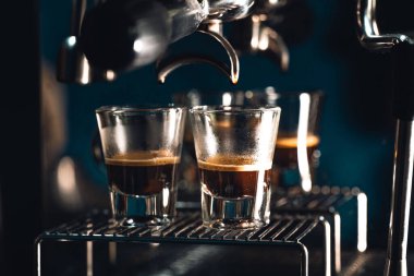 Evdeki makineden kahve yap.