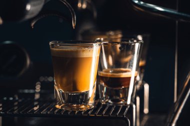 Evdeki makineden kahve yap.