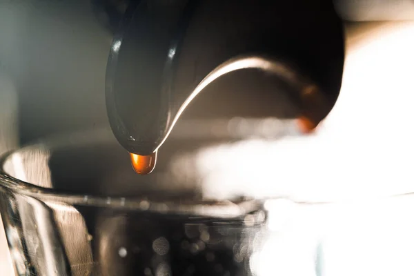 自宅でマシンからコーヒーを作る — ストック写真