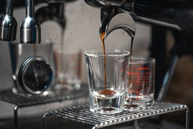 Evdeki makineden kahve yap.