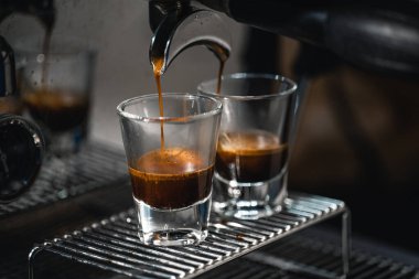 Evdeki makineden kahve yap.