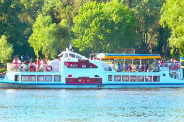 Desna Nehri üzerinde yolcu ile Promenade motorlu gemi