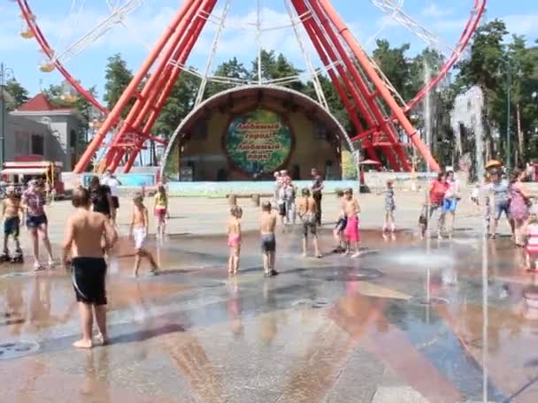 Bains pour enfants dans les fontaines de Gorky Park à Kharkiv — Video