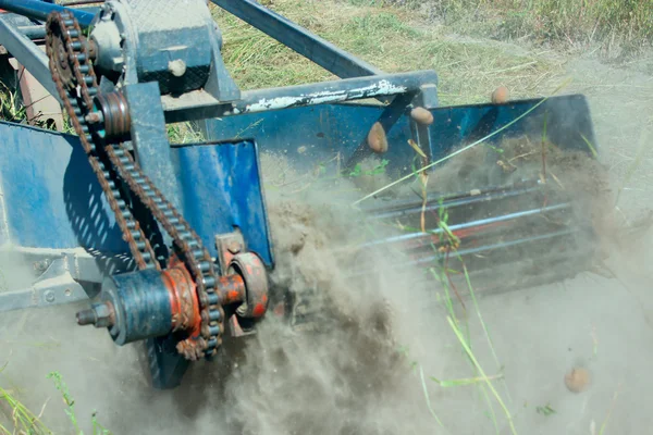 Traktor med utrustning för att gräva potatis — Stockfoto