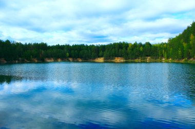 Ormandaki güzel göl