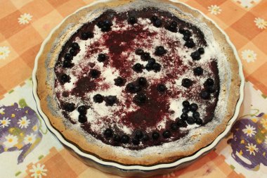 Bir parça kek bilberry plaka ile