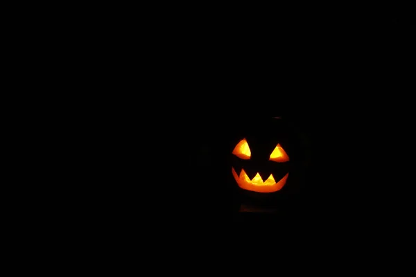 Espantosa cara de fantasma brillando en Halloween — Foto de Stock