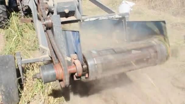 Копатель спецтехники на тракторе для рытья картофеля — стоковое видео