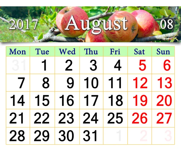 Kalendarz dla sierpnia 2017 roku z jabłkami na gałęzi — Zdjęcie stockowe