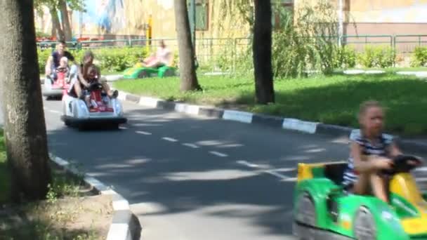 부모 그들의 아이 들과 함께 도시 공원에서 장난감 자동차를 구동 — 비디오