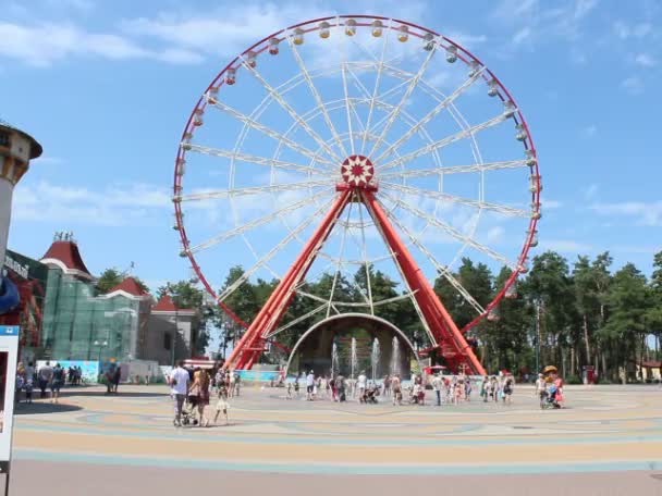 Vista para a roda gigante e as pessoas caminham no parque Gorky em Kharkiv — Vídeo de Stock