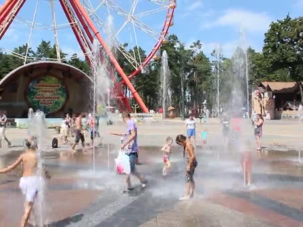 Kąpieli dzieci w fontanny w ciepło w Parku Gorkiego w Charkowie — Wideo stockowe