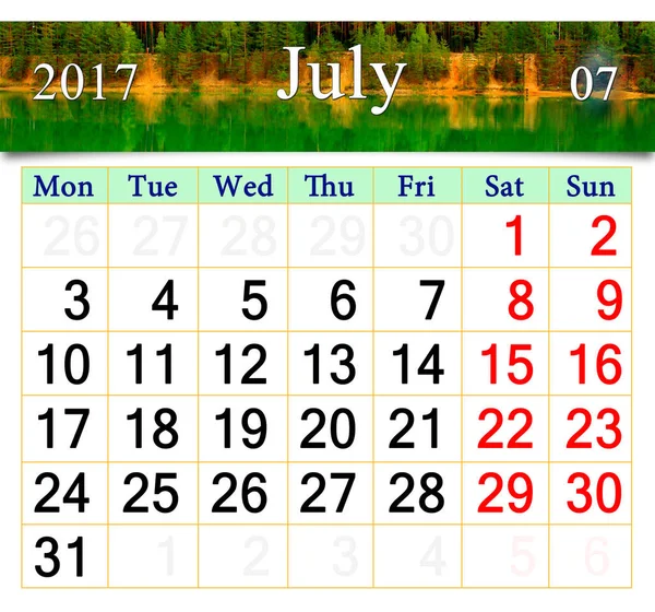 Calendario de julio de 2017 con imagen de lago forestal — Foto de Stock