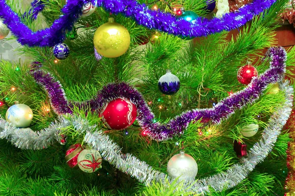 Harmonous e vestido a árvore de pele de Ano Novo — Fotografia de Stock