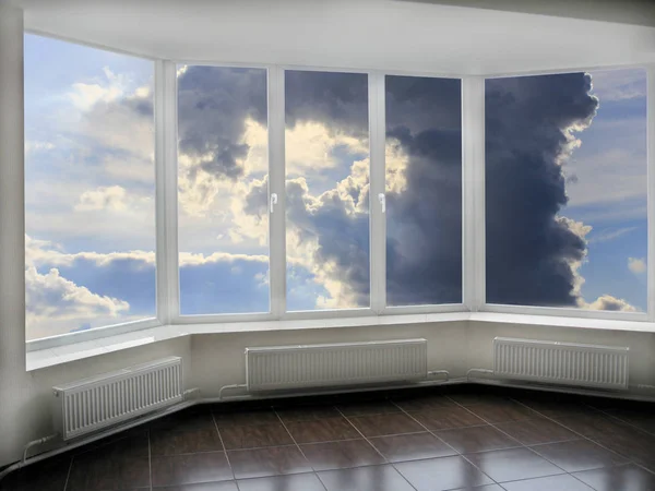 Grote kantoor windows met zonsondergang buiten het — Stockfoto