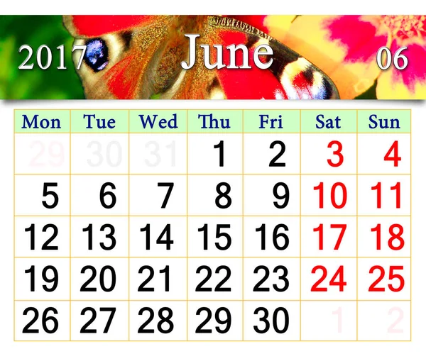 Календарь на июнь 2017 года с бабочкой из павлиньего глаза — стоковое фото