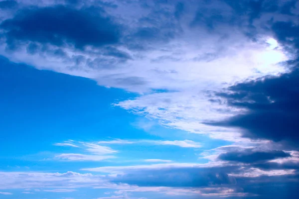 白い雲と青い空 — ストック写真