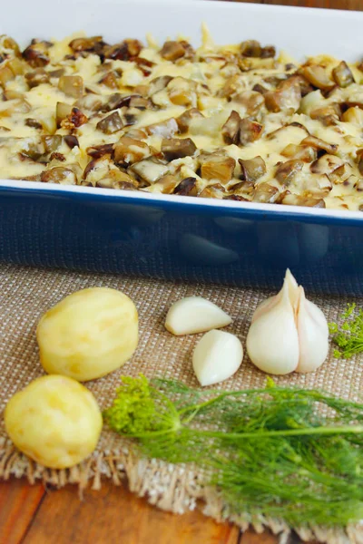 Запеченный картофель с баклажаном и чесноком — стоковое фото