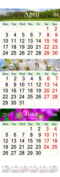 Трехместный календарь на апрель май и июнь 2017 с изображениями — стоковое фото