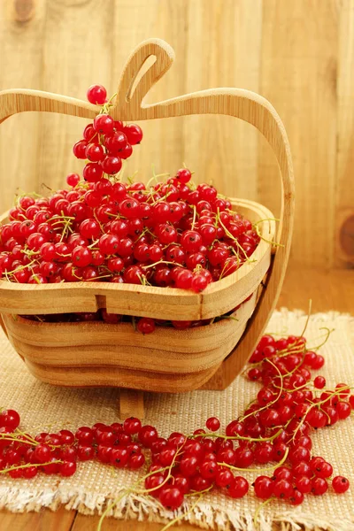 Berries of red currant on the wooden vase — Stock Photo, Image