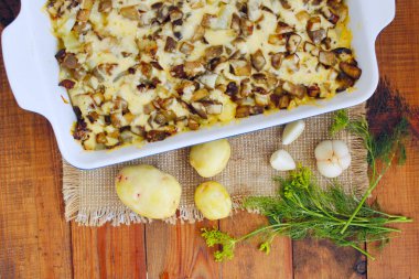 eritilmiş peynir ve sarımsak altında patlıcan dilimleri ile haşlanmış patates