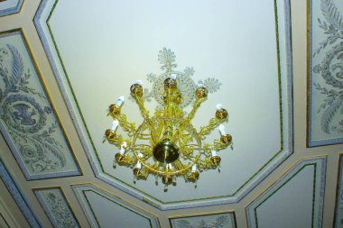 tavan altında romantik standart lambalar ile avize asmak