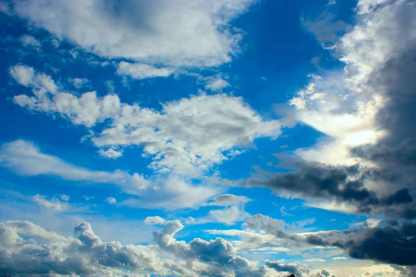 De uitgestrekte blauwe lucht en wolken lucht — Stockfoto