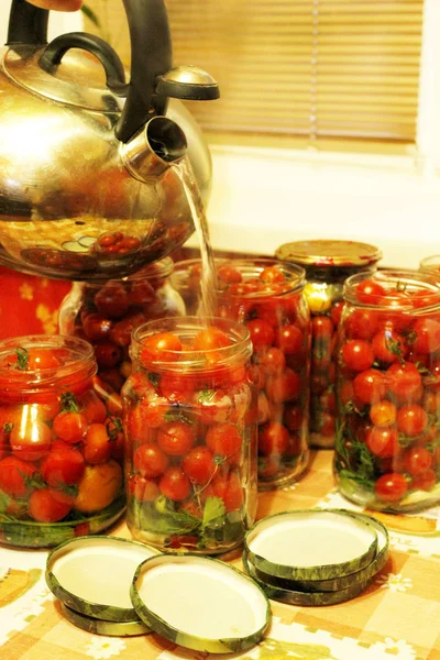 Processo de preservação de tomates em jarros — Fotografia de Stock