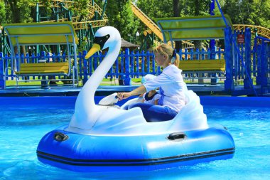çocuklar ve onların anne yolculuk su katamaran şişme Kharkiv Gorki Park