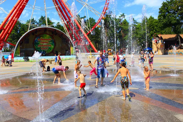 Children wash themselves in fountains Gorky Park in Kharkiv — Stock Photo, Image