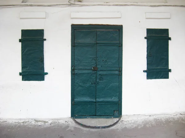 Ancient green doors and small windows — Stock Photo, Image