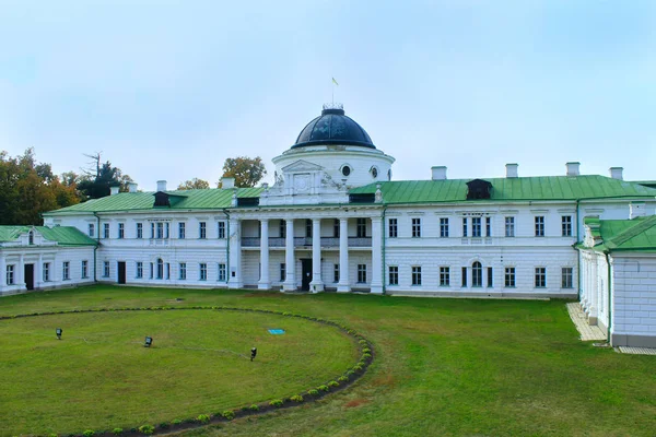 Tenuta storica a Kachanivka con grande parco e complesso architettonico — Foto Stock