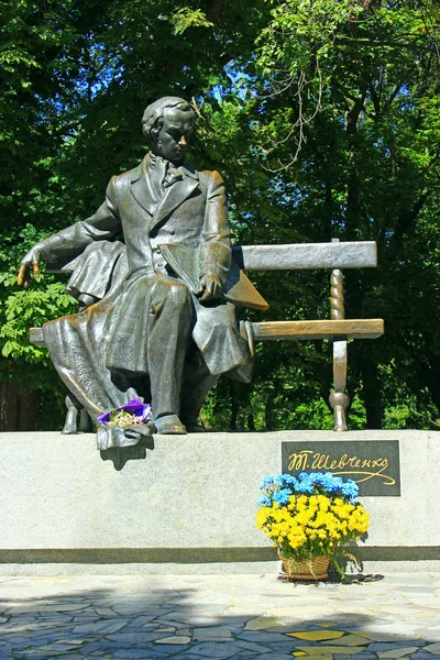 Chernihiv Shevchenko T. anıt krizantem buket