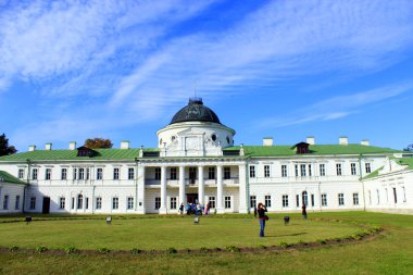 Kachanivka Palace parlak günde büyük mimari ensemble ile