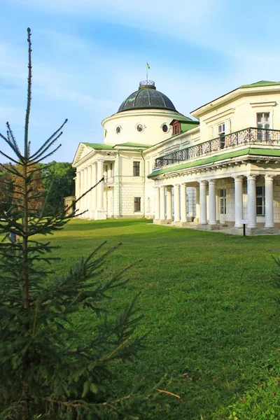 Byggnad av arkitektoniskt slott i Kachanivka parkerar — Stockfoto