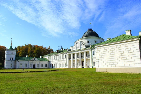 Palacio de Kachanivka con gran conjunto arquitectónico — Foto de Stock