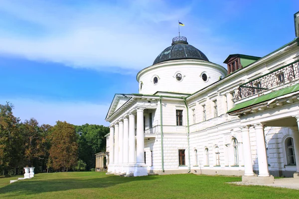 Palacio de Kachanivka con gran conjunto arquitectónico —  Fotos de Stock