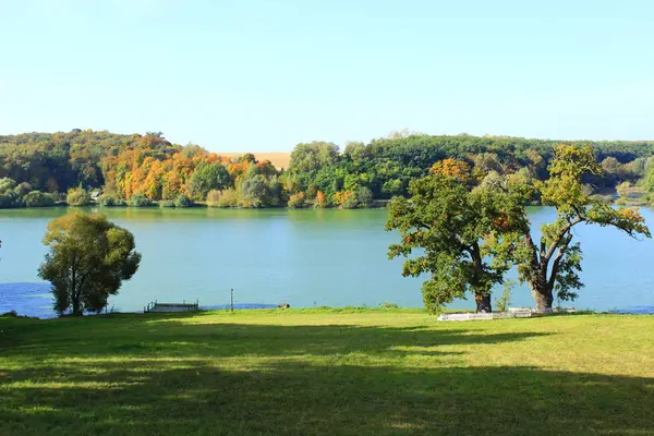 Bellissimo paesaggio autunnale con lago e alberi — Foto Stock